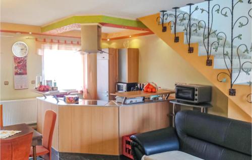 Ресторант или друго място за хранене в Stunning Apartment In Espenau Ot Mnchehof With 3 Bedrooms And Wifi