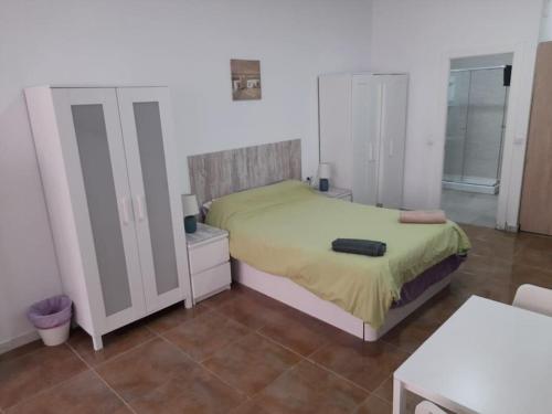 Dormitorio pequeño con cama y mesa en Bécquer 3, en Málaga