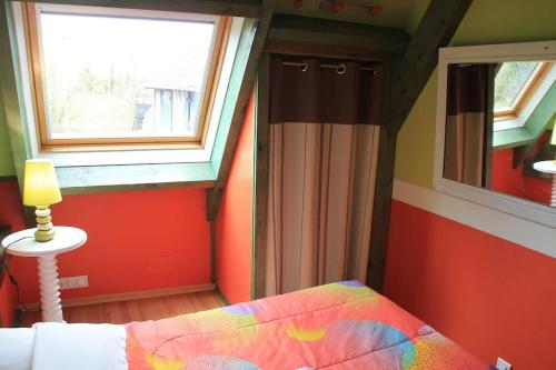 um pequeno quarto com uma cama e uma janela em Le Haut Mesnil-5 em Mesnil-Follemprise