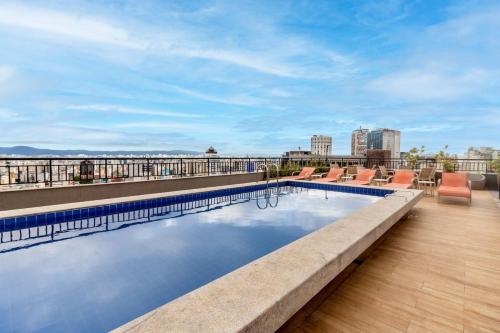 a swimming pool on the roof of a building at Studios Sampa - Parque Augusta in Sao Paulo