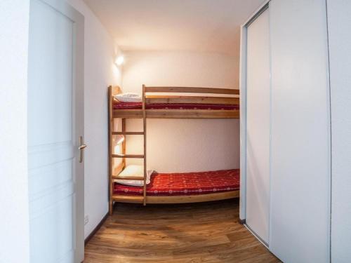 - un couloir avec 2 lits superposés dans une chambre dans l'établissement Appartement à la Montagne The view, à Albiez-Montrond