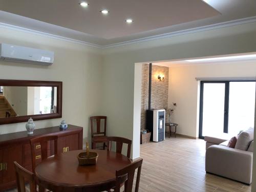 a living room with a table and a dining room at Casa da Forja in Aldeia das Dez