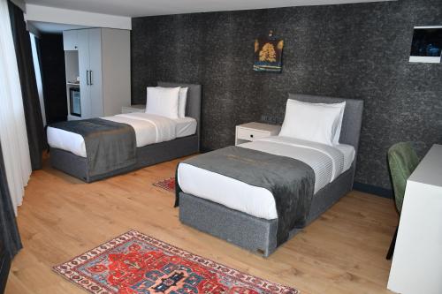 Een bed of bedden in een kamer bij HMZ LUXURY HOTEL