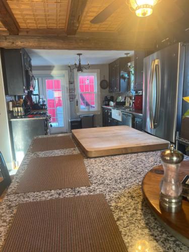 eine Küche mit einer Holzarbeitsplatte und einem Kühlschrank in der Unterkunft Hallowell Rooming House in Hallowell