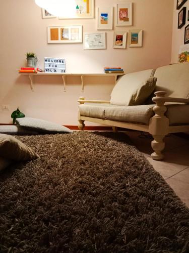 - un salon avec un canapé et un tapis dans l'établissement Appartamento vicino ai laghi e Aereoporto di malpensa, à Cassano Magnago