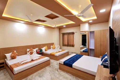 ein Hotelzimmer mit 2 Betten und einem Flachbild-TV in der Unterkunft HOTEL ROYAL SUITES + in Ajmer