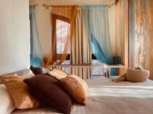 Un dormitorio con una cama con almohadas. en Spazio[Bianco], en Ivrea