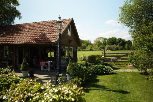 a house with a light pole in the yard at De Trouwerie in Emmen