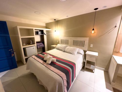 Un dormitorio con una cama con un osito de peluche. en Hotel ICONICO JUJUY Centro en San Salvador de Jujuy