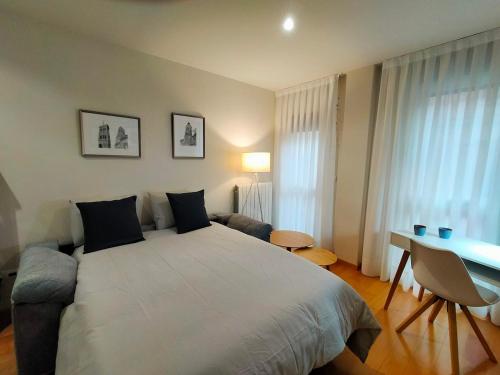 1 dormitorio con 1 cama grande y escritorio en San Jorge - Ruta Mudéjar en Zaragoza
