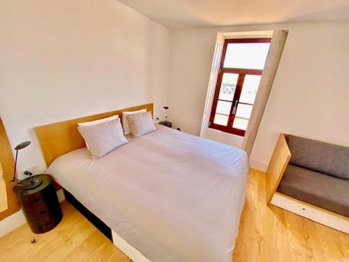 - une chambre avec un grand lit blanc et une fenêtre dans l'établissement Porto.Leça - Studios and Apts (Apt H), à Leça da Palmeira