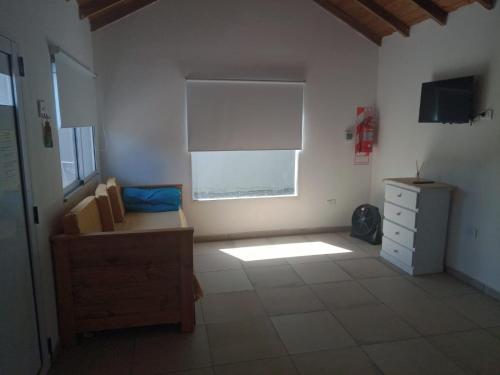 ein Zimmer mit einem Fenster, einer Kommode und einer Kommode sidx sidx sidx in der Unterkunft Mangata mono in Mar de Cobo
