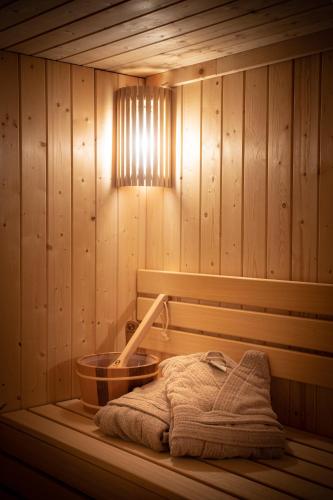 a sauna with a sink and a light and a towel at La petite Reuleau - Gites champêtre "LE FENIL" et "LA FERMETTE SAUNA " in Ciney