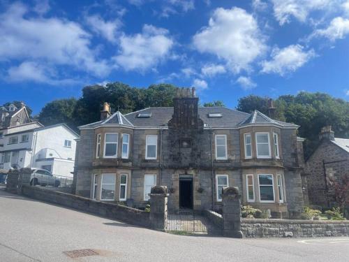 an old stone house in the middle of a street at No.3 The Villa in Oban