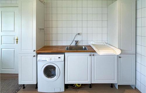 a kitchen with a washing machine and a sink at Amazing Home In Bjoneroa With 3 Bedrooms And Wifi in Bjoneroa