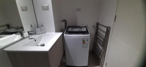 a bathroom with a trash can next to a sink at Bonito y Acogedor Dpto Av Pacífico 3100, La Serena in La Serena