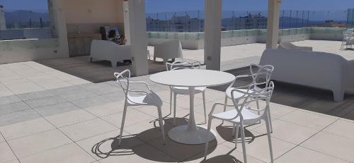 a table and chairs on the roof of a building at Bonito y Acogedor Dpto Av Pacífico 3100, La Serena in La Serena