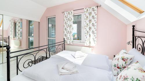 a bedroom with two beds and a balcony at Apartamenty Przygoda w Karpaczu in Karpacz