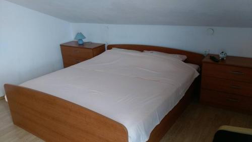Una cama o camas en una habitación de Apartments Davorka Šimuni