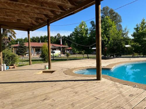 um pátio com uma piscina e um pavilhão em Casa Campestre em Molina