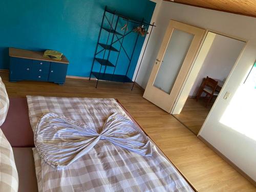 1 dormitorio con 1 cama con arco en Ruhrtalblick, en Bremen