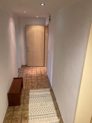 un pasillo con una puerta y una alfombra en el suelo en Ruhrtalblick, en Bremen