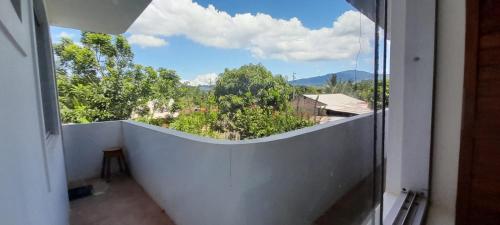 um quarto com uma janela com vista para as árvores em Hospedaje Franco-Peruano El Tambito em Sauce