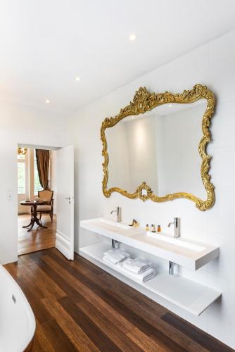 une salle de bain avec un lavabo et un miroir dans l'établissement Domaine des Myosotis, holiday home, à Saint-Honoré-les-Bains