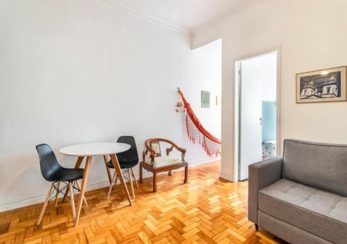 a living room with a couch and a table and chairs at Hotel Mama! Copacabana (Posto1 -Leme) in Rio de Janeiro