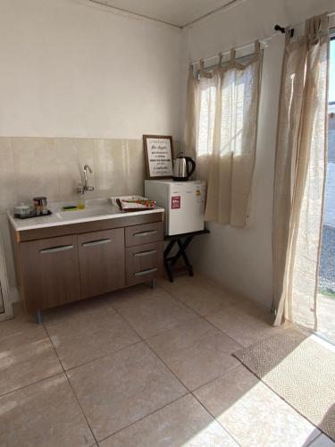 una cucina con lavandino e piano di lavoro di El três a Chuy