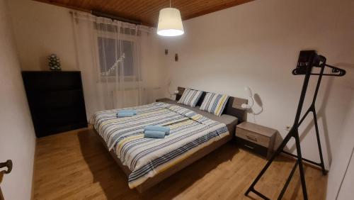 Tempat tidur dalam kamar di Apartma Uršič