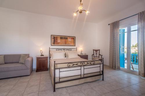 - une chambre avec un lit et un canapé dans l'établissement Astraeos, à Pachaina