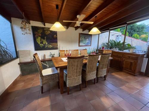 - une salle à manger avec une table et des chaises en bois dans l'établissement Los Jazmines, à Agaete