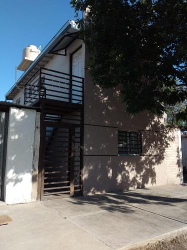 een gebouw met een houten deur en een trap erop bij Las Violetas in San Rafael