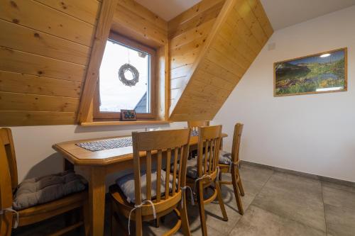 a dining room with a table and a window at Sielanka w górach in Gliczarów Górny