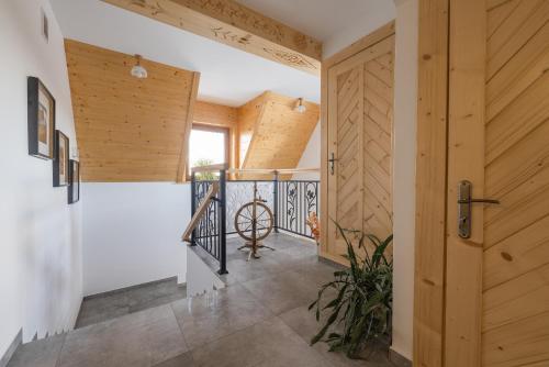 a hallway with a wooden door and a staircase at Sielanka w górach in Gliczarów Górny