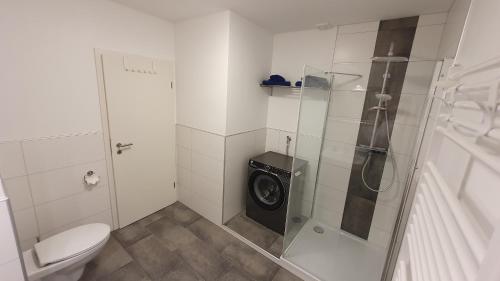 bagno con servizi igienici e lavatrice. di Wilhelms Mitte a Wilhelmshaven