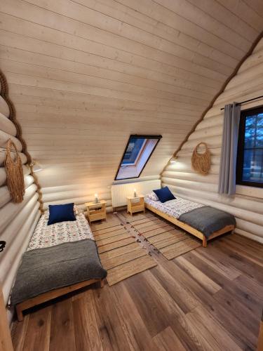um quarto com duas camas e duas janelas em JELONKOWO - Dom na wynajem - Kaszuby em JeleÅ„ska Huta
