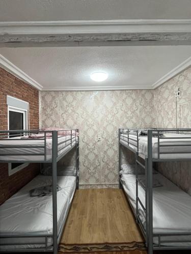 Uma ou mais camas em beliche em um quarto em Acho Rancho