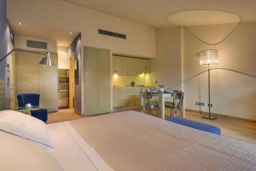 1 dormitorio con cama, mesa y cocina en PopArtment, en Florencia