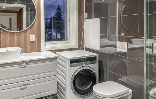 een badkamer met een wasmachine en een wastafel bij Amazing Home In Brttum With House A Panoramic View in Skrukkerud