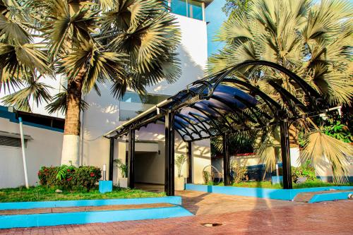 a building with palm trees in front of it at Centro Vacacional Las Palmas in San José del Guaviare