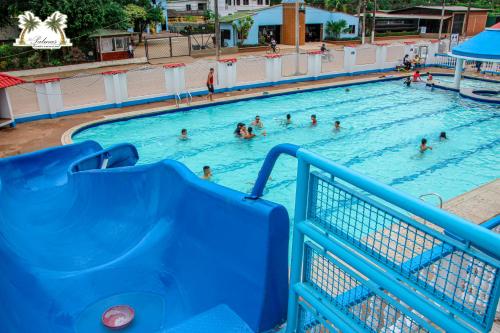 a group of people swimming in a swimming pool at Centro Vacacional Las Palmas in San José del Guaviare