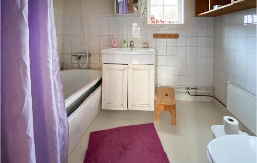 uma casa de banho com um lavatório, um WC e uma banheira em 3 Bedroom Cozy Home In Hillared em Hillared