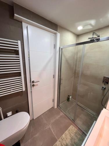 La salle de bains est pourvue d'une cabine de douche et de toilettes. dans l'établissement Divernoa Mountain Bjelašnica, à Bjelašnica