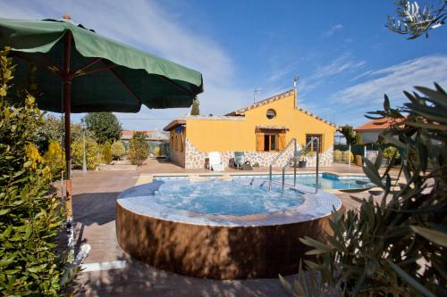 Bazén v ubytování Casa rural el Chaparral nebo v jeho okolí
