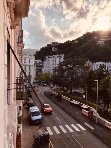 - une vue sur une rue de la ville avec des voitures sur la route dans l'établissement Chaîne des puys chez William, à Royat