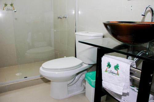 uma casa de banho com um WC e um lavatório em Centro Vacacional Las Palmas em San José del Guaviare