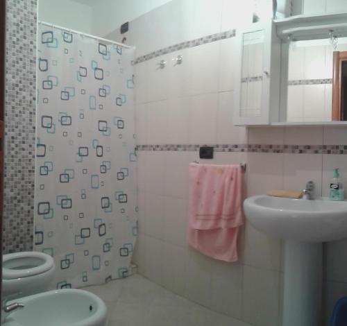 uma casa de banho com um lavatório, um WC e um chuveiro em Da Antonio em Càbras