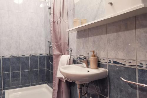 Koupelna v ubytování Airy Apt in Tisno - Murter, Beach - 3 Min Walk, 2 bedrooms, 2 bathrooms, 70m2 with terrace, mooring included